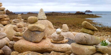 cairns-en-galets-de-granit-rose