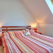 location-maison-cotes-darmor-chambre-rouge-etage